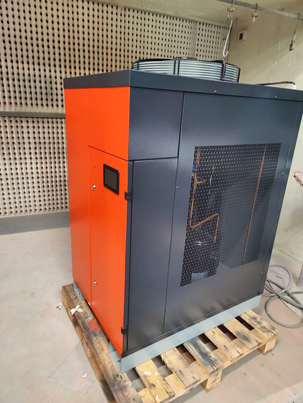 Armoire technique peinte noir et orange