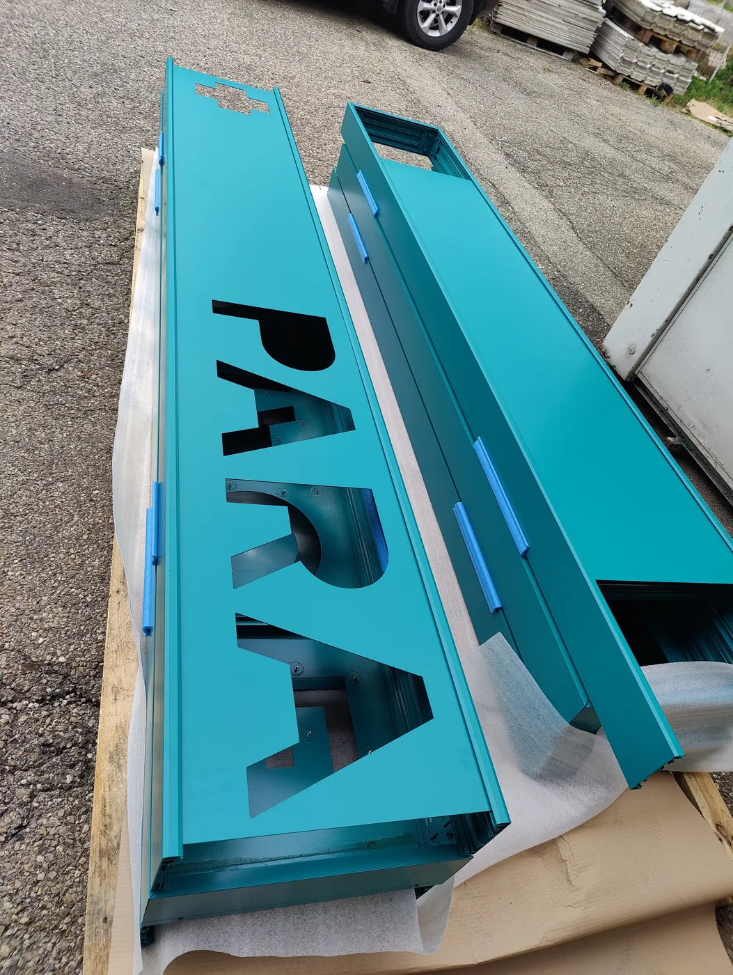 Panneaux découpés laqués turquoise