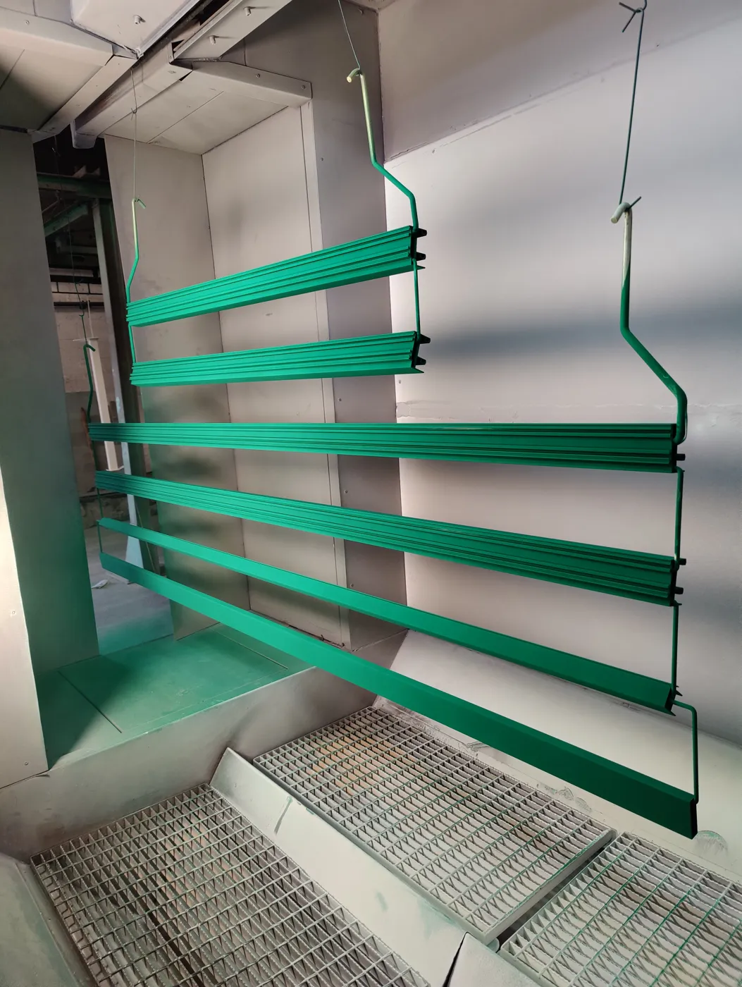 Pièces métalliques laquées vert en cabine